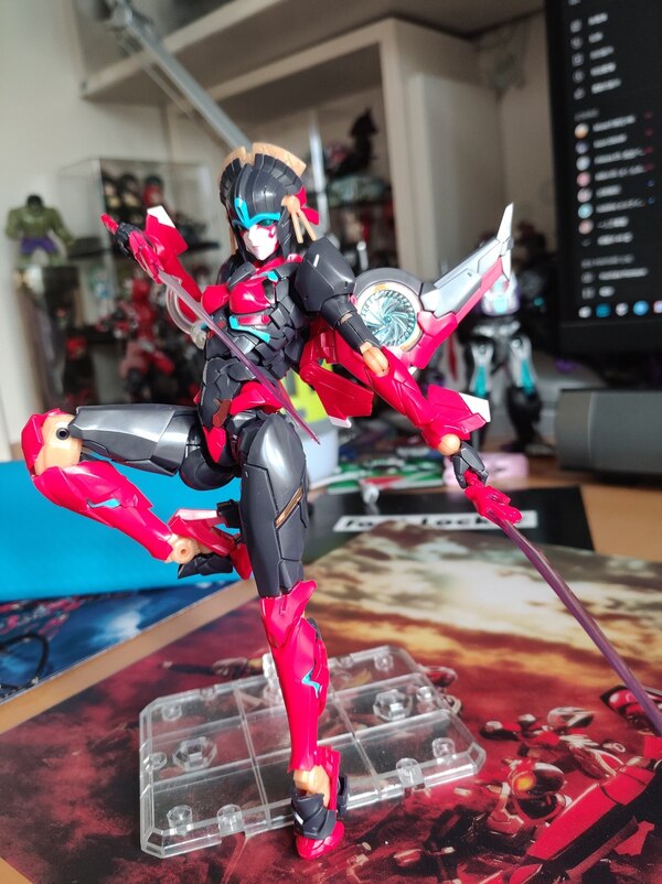 Flame Toys Transformers Furai Model Kit Windblade In Hand Image  (3 of 11)
